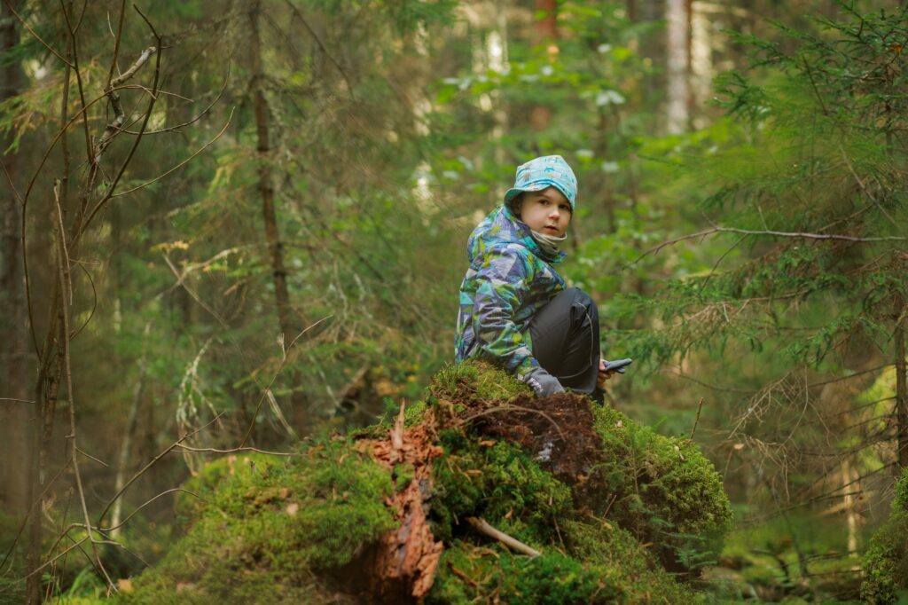 Istus metsas, kännu otsas... Metsarahva päeval käidi metsas kogu perega ja lastel jätkus uudistamist kuhjaga. Foto: Ken Oja