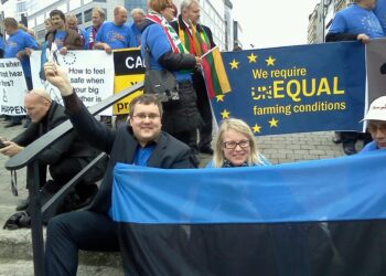 Huvikaitse. Roomet Sõrmus ja Ene Kärner 2011. aastal meeleavaldusel Brüsselis. Foto: EPKK