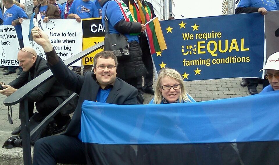 Huvikaitse. Roomet Sõrmus ja Ene Kärner 2011. aastal meeleavaldusel Brüsselis. Foto: EPKK