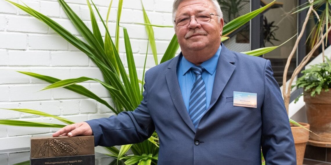 Avo Kruusla autasustati skulptuuriga „Kuldne viljapea“, mille autor on Tiiu Kirsipuu. Foto: Sven Tupits