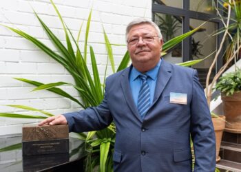 Avo Kruusla autasustati skulptuuriga „Kuldne viljapea“, mille autor on Tiiu Kirsipuu. Foto: Sven Tupits