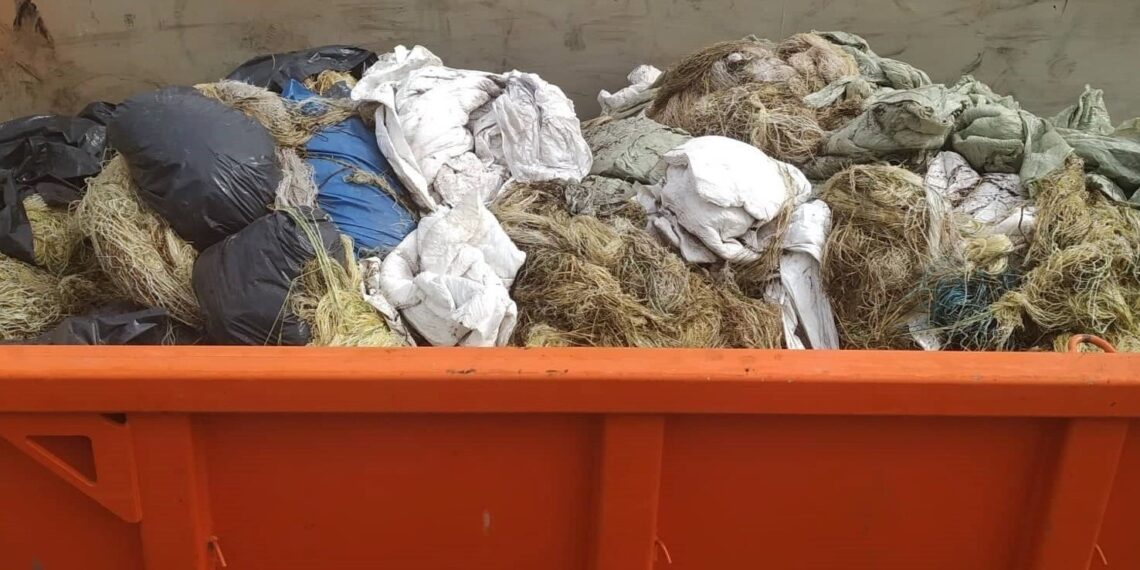 Halb näide – sorteerimata põllumajandusplasti jäätmed. Põllumajandusplasti jäätmed on põllumajanduses kasutatav silopallikile, silokattekile, kiletunnel, kattevõrk ja plastnöör. Foto: EPKK