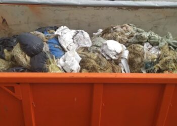 Halb näide – sorteerimata põllumajandusplasti jäätmed. Põllumajandusplasti jäätmed on põllumajanduses kasutatav silopallikile, silokattekile, kiletunnel, kattevõrk ja plastnöör. Foto: EPKK