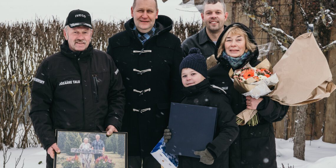 Parim talu 2021. Jõeääre talu pererahvas 3. detsembril oma talus maaeluminister Urmas Kruuselt auhinda vastu võtmas. Foto: Gelis Pihelgas