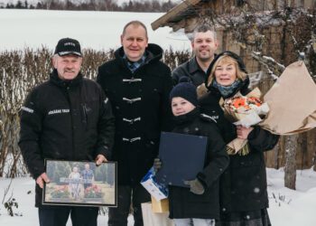 Parim talu 2021. Jõeääre talu pererahvas 3. detsembril oma talus maaeluminister Urmas Kruuselt auhinda vastu võtmas. Foto: Gelis Pihelgas