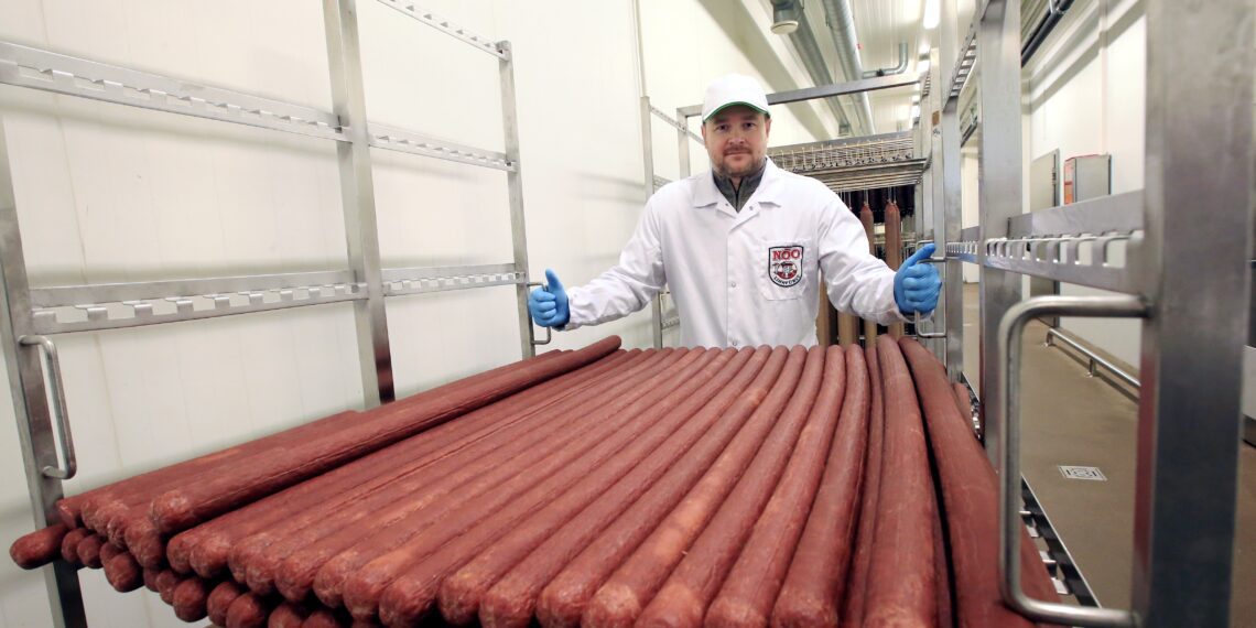 Sööme vaid kodumaist sealiha – käestlastud unistus? Nõo Lihatööstuse tegev- ja finantsjuht Ragnar Loova sõnul valmistatakse neil jõulukuul 90% toodetest eestimaisest sealihast, muul ajal on kodumaise sealiha kasutamise osakaal ligi 80%. Foto: Margus Ansu / Tartu Postimees / Scanpix
