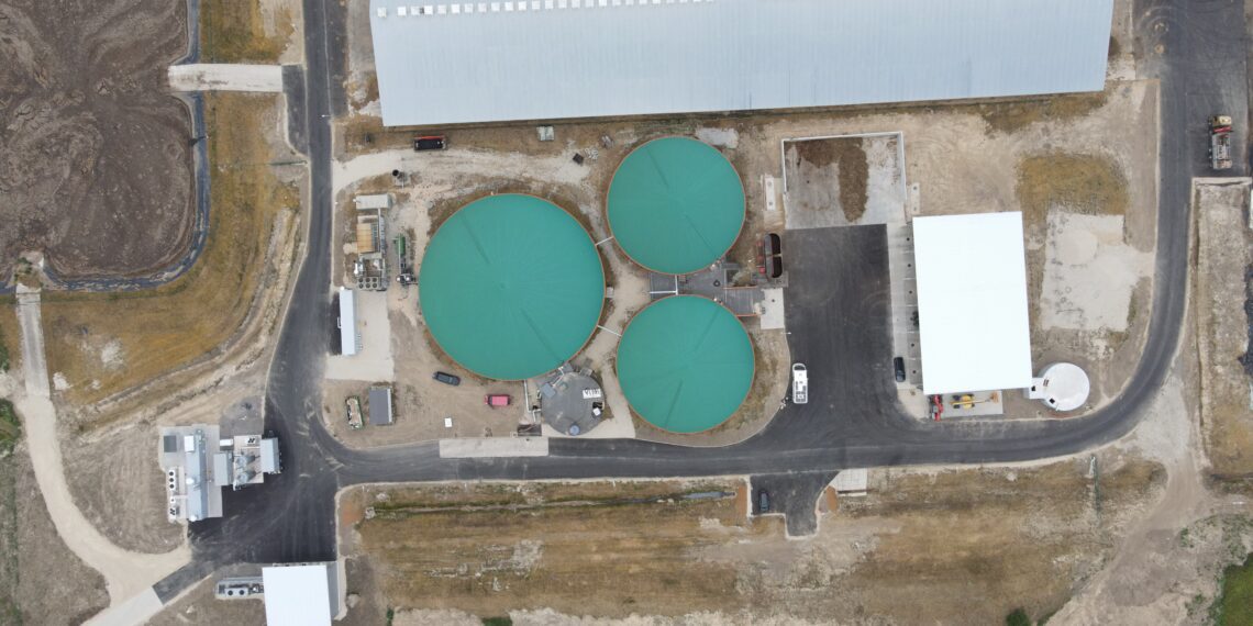 Biometaan. Oisu biogaasijaamast pilvepiirilt tehtud fotol on näha, et kääritid on kaetud ja gaas nendest õhku lenduma ei pääse. See aitab põllumajandusettevõttel oma lägamajanduse kasvuhoonegaaside heidet vähendada. Foto: Eesti Biogaas