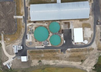 Biometaan. Oisu biogaasijaamast pilvepiirilt tehtud fotol on näha, et kääritid on kaetud ja gaas nendest õhku lenduma ei pääse. See aitab põllumajandusettevõttel oma lägamajanduse kasvuhoonegaaside heidet vähendada. Foto: Eesti Biogaas