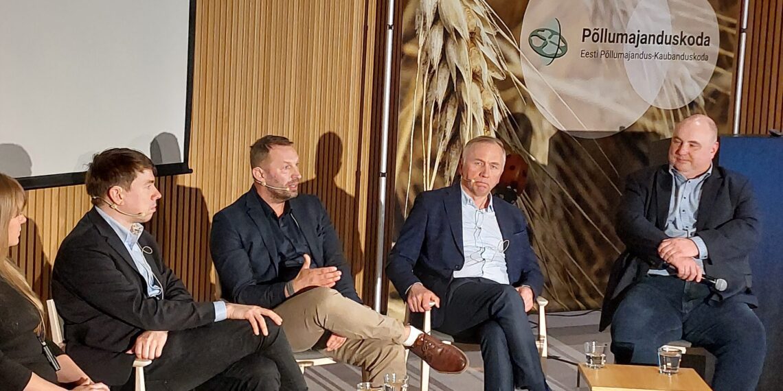 Piimatööstuse juhid Eesti Põllumajandus-Kaubanduskoja Piimafoorumil 2022: ekspordi suurendamine sõltub õigesti sihitud turgudest. Fotol: Siim Tiidemann, Maido Solovjov, Ülo Kivine, Valdis Noppel. Foto: EPKK