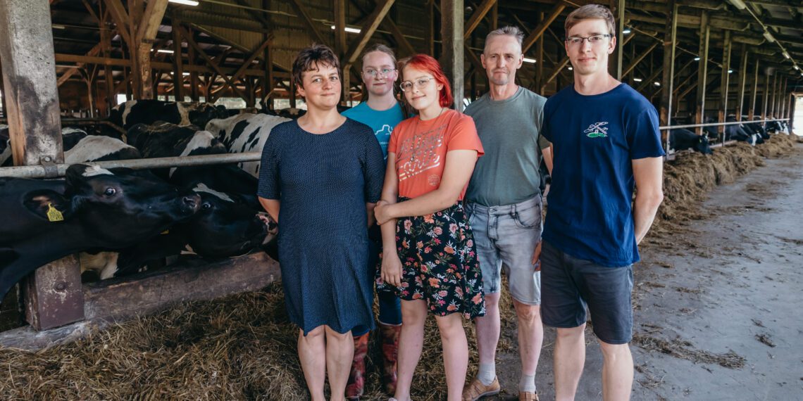 Eesti parim talu 2022. Parim talu: Lepiku talu Lepiku talus tegeleb piimatootmisega kogu pere – pereisa Kaupo (fotol paremalt teine), ema Piret (vasakult esimene) ning lapsed Annika, Annemari ja Andres.