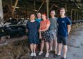 Eesti parim talu 2022. Parim talu: Lepiku talu Lepiku talus tegeleb piimatootmisega kogu pere – pereisa Kaupo (fotol paremalt teine), ema Piret (vasakult esimene) ning lapsed Annika, Annemari ja Andres.