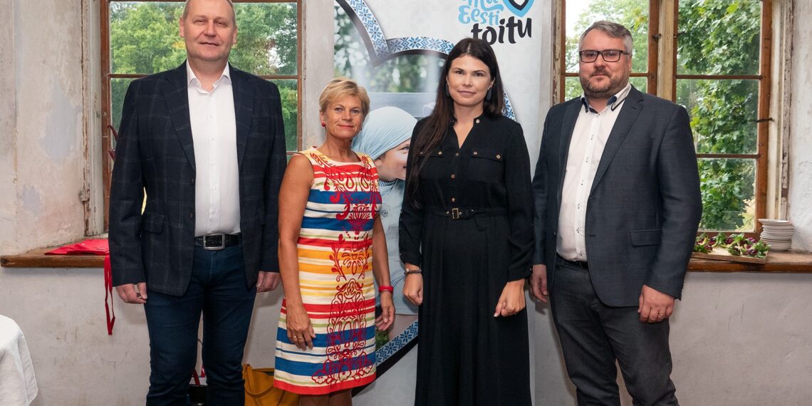 30. augustil 2022 avati Põhjaka mõisas Eesti toidu kuu ühise moosikeetmisega. Moositeost võtsid osa maaeluminister Urmas Kruuse, Eesti Toiduainetööstuse Liidu juht Sirje Potisepp, Eestimaa Talupidajate Keskliidu juhatuse liige Kerli Ats ja Eesti Põllumajandus-Kaubanduskoja juhatuse esimees Roomet Sõrmus. Foto: EPKK / Mats Õun