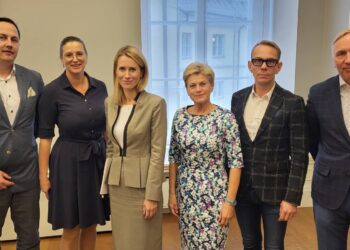 HKScan Estonia juhatuse liige Markus Kirsberg (vasakul), Eesti Põllumajandus-Kaubanduskoja juhatuse liige Meeli Lindsaar, peaminister Kaja Kallas, Toiduliidu juht Sirje Potisepp, AS Eesti Pagari juhataja Ragnar Kõiv ja Nordic Milk OÜ juhatuse esimees Ülo Kivine. Foto: EPKK