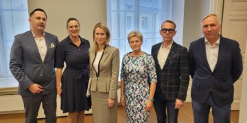 HKScan Estonia juhatuse liige Markus Kirsberg (vasakul), Eesti Põllumajandus-Kaubanduskoja juhatuse liige Meeli Lindsaar, peaminister Kaja Kallas, Toiduliidu juht Sirje Potisepp, AS Eesti Pagari juhataja Ragnar Kõiv ja Nordic Milk OÜ juhatuse esimees Ülo Kivine. Foto: EPKK