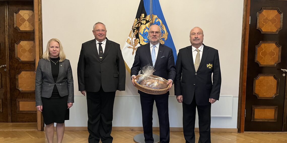 Leivanädal. ELL juhatuse liige ja OÜ Vilmix juhataja Inga Rahnu (vasakul), ELL juhatuse liige ja OÜ Pagaripoisid juhataja Meelis Pärn, Vabariigi President, ELL president ja AS Lõuna Pagarid nõukogu esimees Uno Kaldmäe. Foto: EPKK