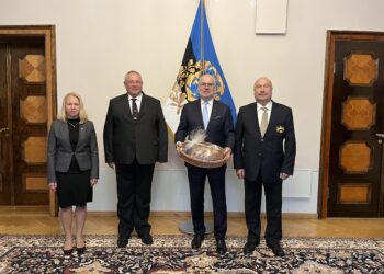 Leivanädal. ELL juhatuse liige ja OÜ Vilmix juhataja Inga Rahnu (vasakul), ELL juhatuse liige ja OÜ Pagaripoisid juhataja Meelis Pärn, Vabariigi President, ELL president ja AS Lõuna Pagarid nõukogu esimees Uno Kaldmäe. Foto: EPKK