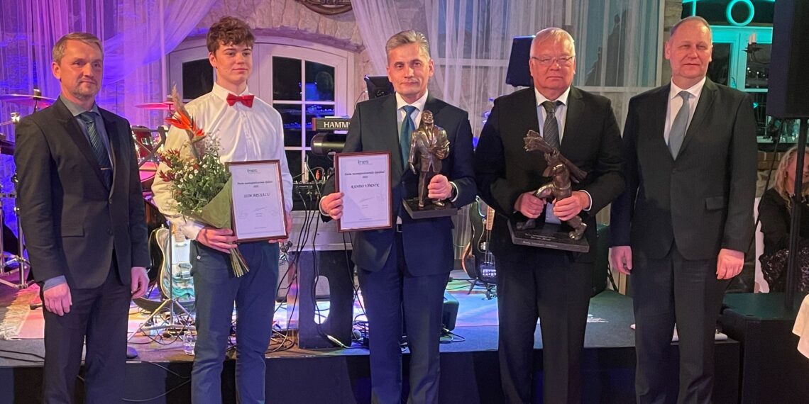 MES tunnustas maamajandusvaldkonna tublisid tegijaid. MESi juhatuse liige Meelis Annus, parim maamajanduseriala õpilane Siim Arusalu, parim maamajanduseriala õppejõud Rando Värnik, parim taimekasvataja Kaido Kirst, Maaeluminister Urmas Kruuse. Foto: Oleg Hartsenko