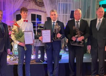 MES tunnustas maamajandusvaldkonna tublisid tegijaid. MESi juhatuse liige Meelis Annus, parim maamajanduseriala õpilane Siim Arusalu, parim maamajanduseriala õppejõud Rando Värnik, parim taimekasvataja Kaido Kirst, Maaeluminister Urmas Kruuse. Foto: Oleg Hartsenko