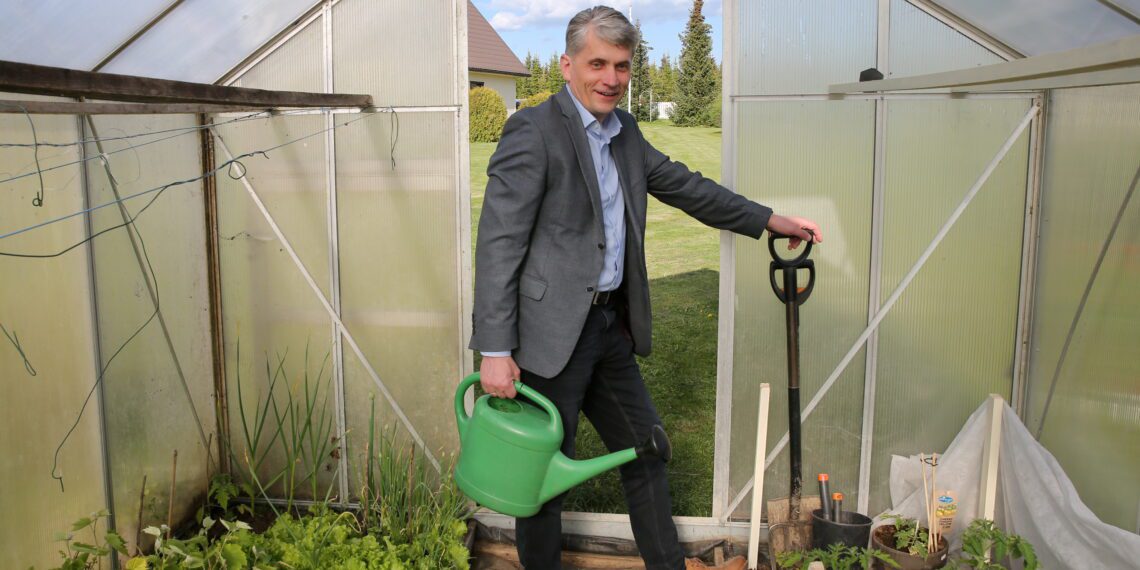 Maaülikooli maamajanduse ökonoomika professor ja potipõllumees Rando Värnik oma koduaias. Foto: Scanpix / Sille Annuk /Tartu Postimees