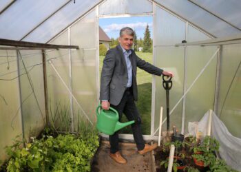 Maaülikooli maamajanduse ökonoomika professor ja potipõllumees Rando Värnik oma koduaias. Foto: Scanpix / Sille Annuk /Tartu Postimees