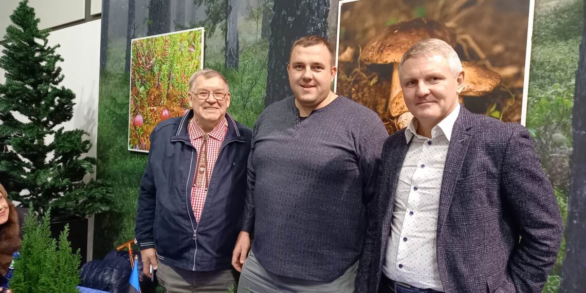 Grüne Wochel. Avamispäeval Eesti stendis (paremal) koja juht Ants Noot, maaelukomisjoni liige Kaido Höövelson ja Saidafarmi juht Juhan Särgava. Foto autor: Juuli Nemvalts