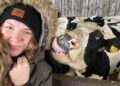Üks põhjus, miks Teele Eskor läks veterinaariks õppima, on veterinaaride puudus. „Olen oma loomi sageli pidanud ravima telefoni ja videote saatmise teel,“ nendib noortalunik Teele. Foto: erakogu