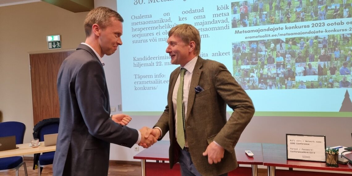 Eesti Erametsaliidu eelmine juhatuse esimees Ando Eelmaa (paremal) annab Ants Erikule kaasa head soovid vastutusrikkas ametis jätkamiseks. Foto: Eesti Erametsaliit