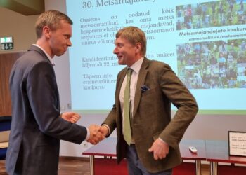 Eesti Erametsaliidu eelmine juhatuse esimees Ando Eelmaa (paremal) annab Ants Erikule kaasa head soovid vastutusrikkas ametis jätkamiseks. Foto: Eesti Erametsaliit