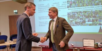 Eesti Erametsaliidu eelmine juhatuse esimees Ando Eelmaa (paremal) annab Ants Erikule kaasa head soovid vastutusrikkas ametis jätkamiseks. Foto: Eesti Erametsaliit