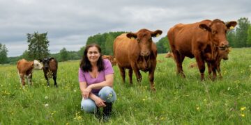 Airi Külvet on veendunud, et portsjonkarjatamine hoiab karjamaad heas korras. Airi Külvet on ka Aasta Põllumees 2023. Taastav põllumajandus. Foto: Sven Arbet /Scanpix