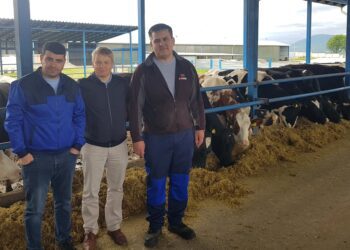 Kesk-Aasia piimakarjad saavad Eestist täiendust. Aserbaidžaani loomakasvatajad koos Tanel-Taavi Bulitkoga Kesk-Aserbaidžaanis AZZA Agro farmis, kus on 500 holsteini tõugu lehma, neist 100 on ostetud Eestist. Foto: Eesti Põllumajandus-Kaubanduskoda