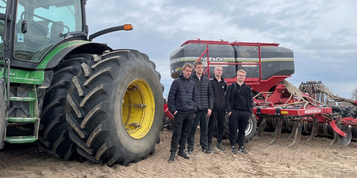 Huvi õppida põllumajandust püsib suur. Olustvere kooli taimekasvatuse eriala esimese õppeaasta noormehed tänavu 24. aprillil nn Olustvere poiste põldu külvamas. Foto: Averi Kolju