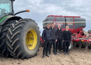 Huvi õppida põllumajandust püsib suur. Olustvere kooli taimekasvatuse eriala esimese õppeaasta noormehed tänavu 24. aprillil nn Olustvere poiste põldu külvamas. Foto: Averi Kolju