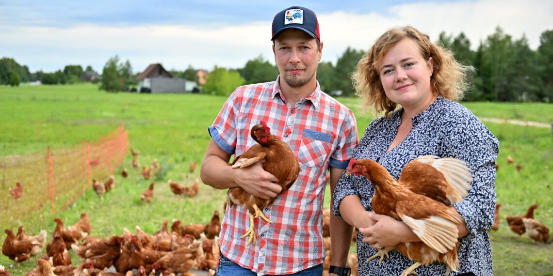 Taluliidu Parim talu 2023 konkurss, noortalunike kandidaat, Ahisilla taluaed. Pildil: Kelli Talving ja Timo Varblas Ahisilla taluaias. Foto: Kaul Nurm