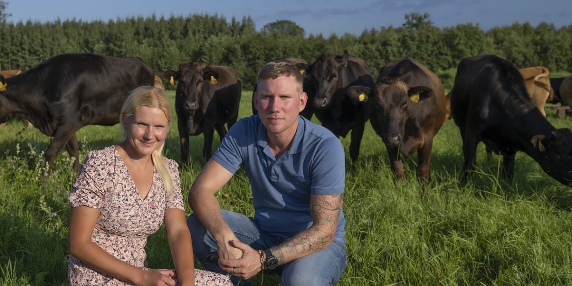 Parima talu tiitliga pärjatud Sepa talu paistab silma keskkonnasõbralikkuse ja uuendusmeelsusega. Talul on pea 40 loomaga wagyu veisekari. Lisanna ja Marko Hiiemäe teavad oma ligi sajapealise karja loomi nii nime- kui ka nägupidi. Foto: Kaul Nurm