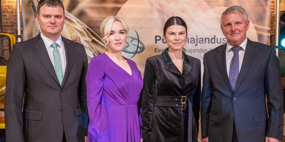 Eesti Maanaiste Innovatsiooni Klubi asutajaliikmed Kaja Piirfeld (vasakul) ja Kerli Ats Eesti Põllumajandus-Kabanduskoja (EPKK) lõikuspeol novembris 2023 koos regionaal- ja põllumajandusministri Madis Kallase ja EPKK juhatuse esimehe Ants Noodiga. Foto: EPKK, Rain Nirgi