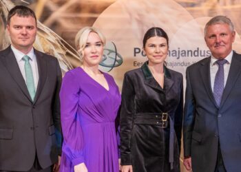 Eesti Maanaiste Innovatsiooni Klubi asutajaliikmed Kaja Piirfeld (vasakul) ja Kerli Ats Eesti Põllumajandus-Kabanduskoja (EPKK) lõikuspeol novembris 2023 koos regionaal- ja põllumajandusministri Madis Kallase ja EPKK juhatuse esimehe Ants Noodiga. Foto: EPKK, Rain Nirgi