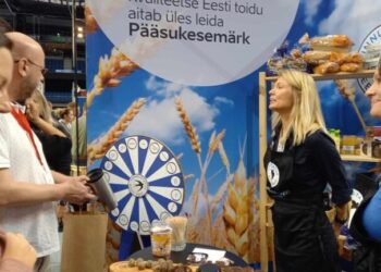 Eesti Põllumajandus-Kaubanduskoja toiduvaldkonna juht Meeli Lindsaar: Pääsukesemärk toodetel toetab endiselt ostuotsuseid. Sügisesel Tallinna Toidumessil püüdis Pääsukesemärgi boks pilke ja loosiratas innustas inimesi äraarvamise mängus osalema. Foto: EPKK