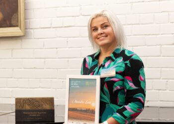 Olustvere Teenindus- ja Maamajanduskoolis septembri lõpus toimunud konverentsil pärjati Maarika Susi põllumajanduse tippjuhi tiitliga. Susi kinnitab, et põllumajandus on ülimalt huvitav ala ja rutiini ei teki kunagi. Foto: Oleg Hartsenko