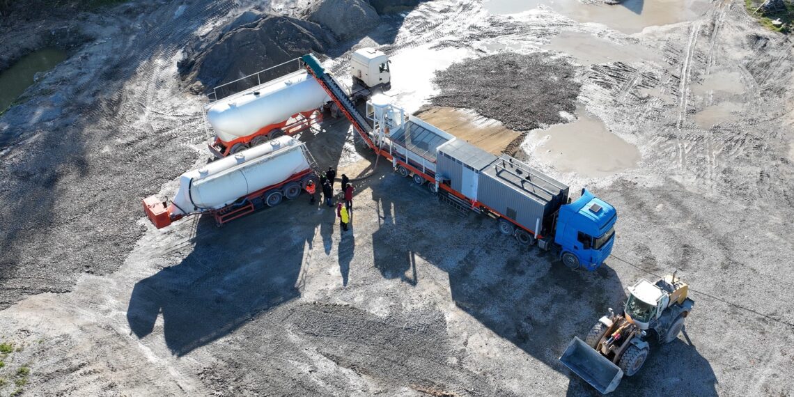 Mobiilse segusõlme võib tööasendist poole tunniga transpordiasendisse seada, nii et masin on uude töökohta transportimiseks valmis. Foto: Preesi OÜ
