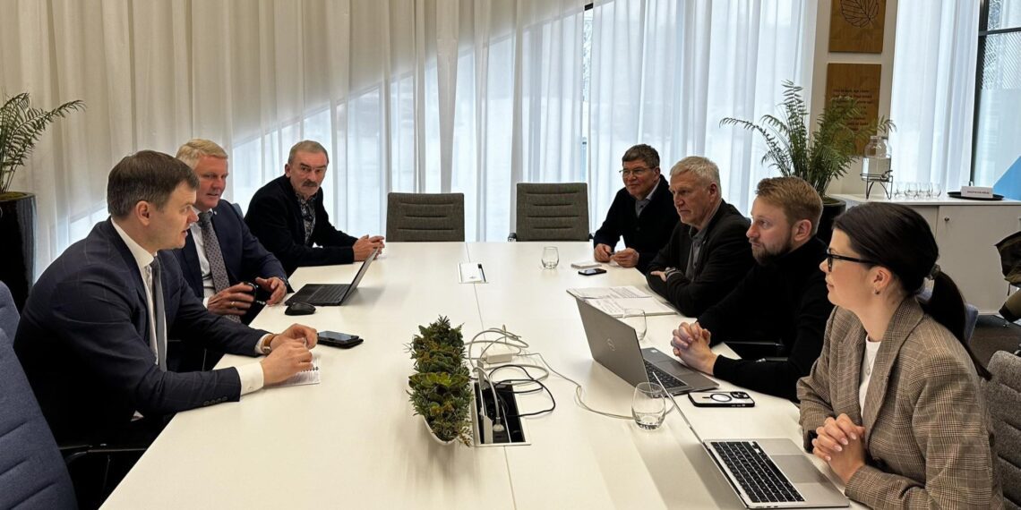Eesti Nooratalunikud MTÜ, Eesti Põllumajandus-Kaubanduskoda ja Eestimaa Talupidajate Keskliit kohtusid regionaalminister Madis Kallasega. Foto: EPKK