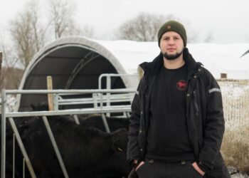Farmer ja Eesti Maaülikooli doktorant Siim Teder ning tema aberdiini-angused. Foto: Toomas Teder