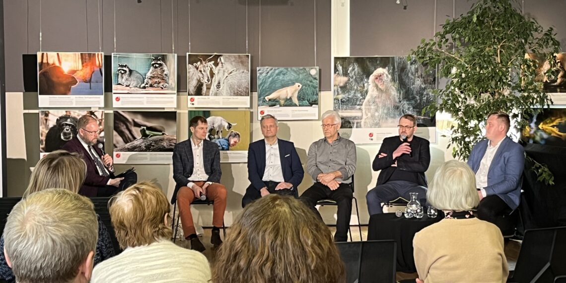 Keskkonnakonverentsil kliimateemad. Keskkonnatervise konverentsi aruteluringis tõdeti, et kliimaseaduse asjus on küsimusi enam kui vastuseid. Foto: EPKK