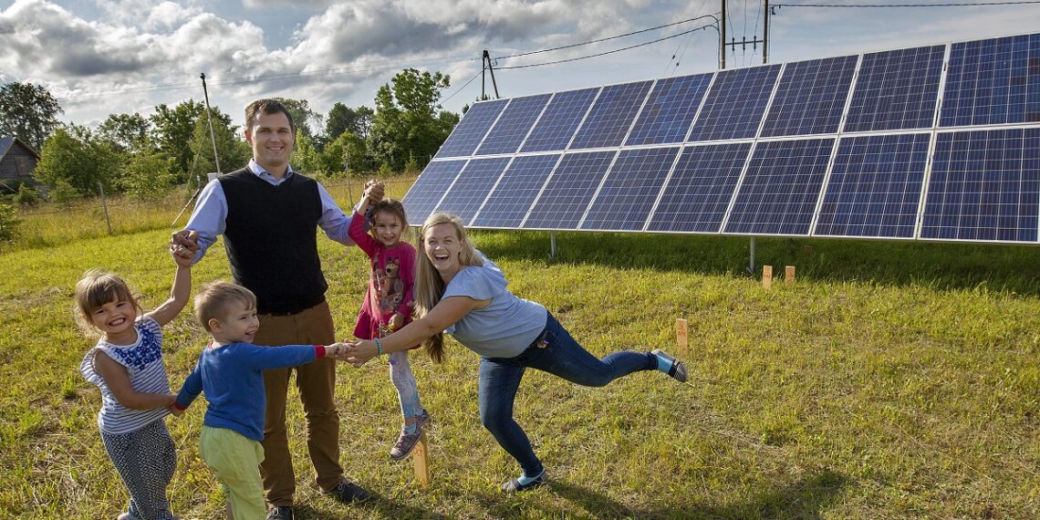 Päikesepark. Harjumaal maasikaid kasvatava Laastu talu peremees Mihkel Loorits rajas 2016. aastal ligi hektaril laiuva päikesepargi, kus paneelidega on kaetud ligi 1000 m2. Jaama maksimaalne väljundvõimsus on 160 kW ja toona oli see üks Eesti suurimaid päikeseparke. Foto: Tairo Lutter / Postimees / Scanpix