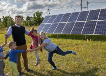 Päikesepark. Harjumaal maasikaid kasvatava Laastu talu peremees Mihkel Loorits rajas 2016. aastal ligi hektaril laiuva päikesepargi, kus paneelidega on kaetud ligi 1000 m2. Jaama maksimaalne väljundvõimsus on 160 kW ja toona oli see üks Eesti suurimaid päikeseparke. Foto: Tairo Lutter / Postimees / Scanpix