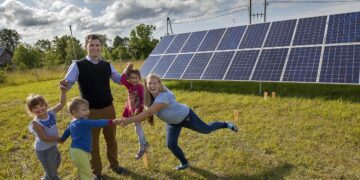 Päikesepark. Harjumaal maasikaid kasvatava Laastu talu peremees Mihkel Loorits rajas 2016. aastal ligi hektaril laiuva päikesepargi, kus paneelidega on kaetud ligi 1000 m2. Jaama maksimaalne väljundvõimsus on 160 kW ja toona oli see üks Eesti suurimaid päikeseparke. Foto: Tairo Lutter / Postimees / Scanpix