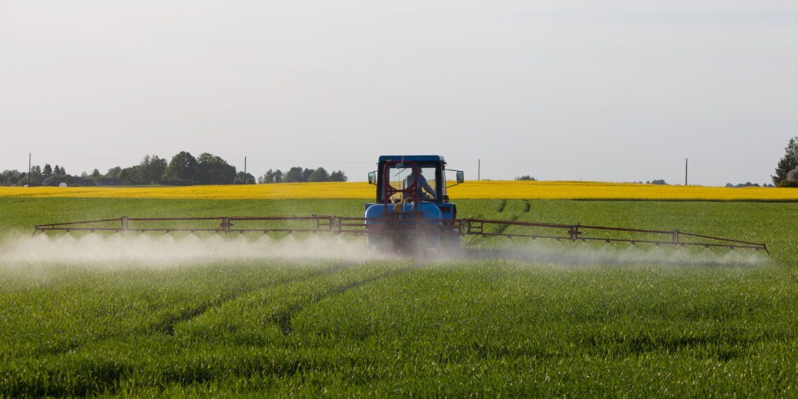 Järelevalve üks osa on seiresõidud, mille käigus kontrollitakse põllul tehtavate taimekaitsetööde vastavust nõuetele: millist taimekaitsevahendit kasutatakse, millisel kultuuril, kas järgitakse piiranguid. Foto: Shutterstock