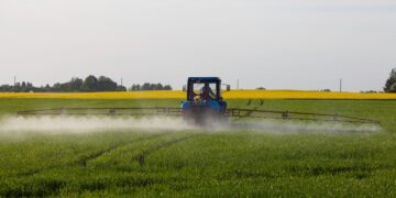 Järelevalve üks osa on seiresõidud, mille käigus kontrollitakse põllul tehtavate taimekaitsetööde vastavust nõuetele: millist taimekaitsevahendit kasutatakse, millisel kultuuril, kas järgitakse piiranguid. Foto: Shutterstock