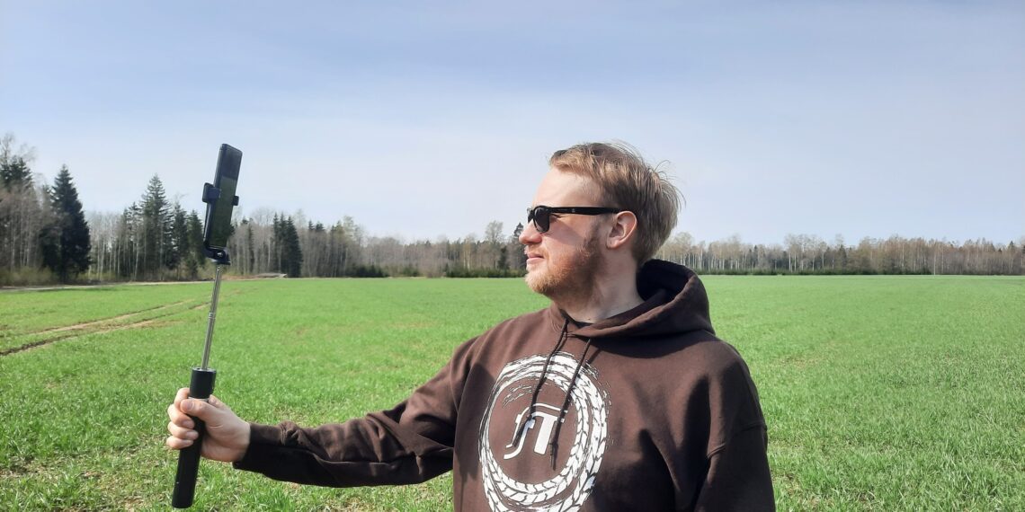 Farmer Tõnis. Tõnis Soopalu teeb põllul järjekordset sotsiaalmeediaklippi. Foto: Kristina Traks