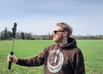 Farmer Tõnis. Tõnis Soopalu teeb põllul järjekordset sotsiaalmeediaklippi. Foto: Kristina Traks